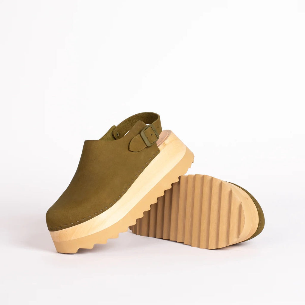 "Classic White Comfort Sneakers – Timeless Elegance for Every Step"